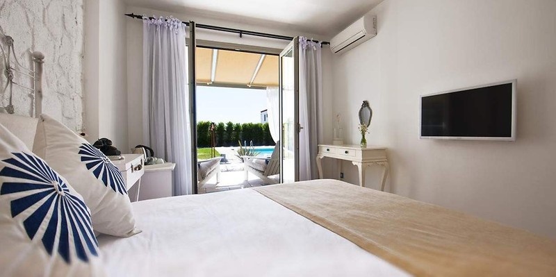 DELUXE ROOM with TERRACE GARDEN &amp; SWIMING POOL VIEW