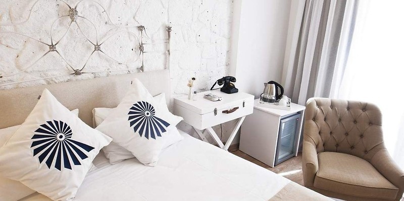 DELUXE ROOM with TERRACE GARDEN &amp; SWIMING POOL VIEW
