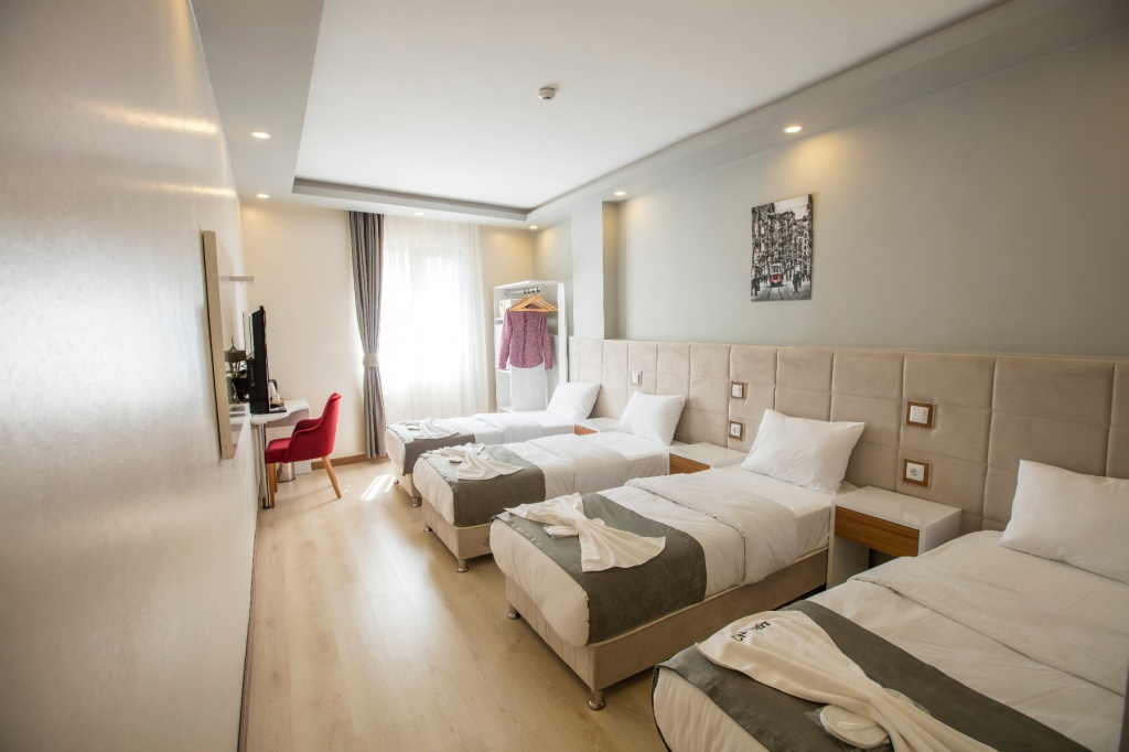 4 PERSON ROOM