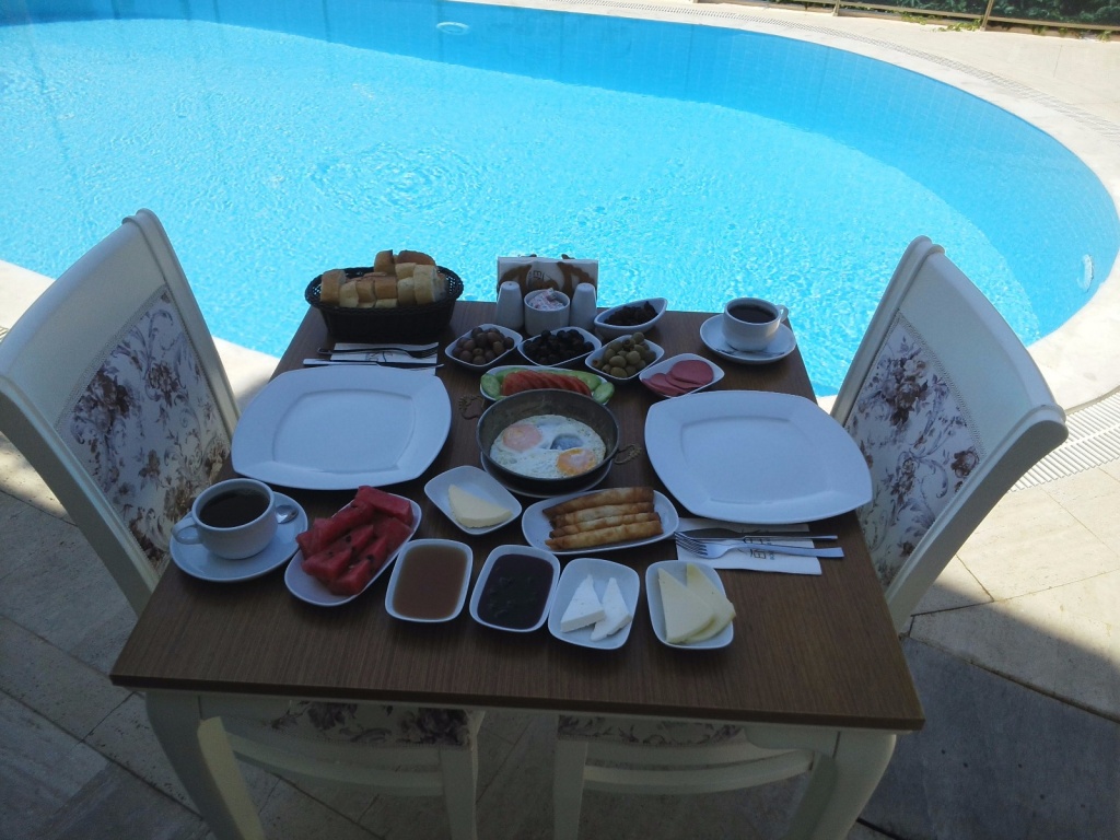 HAVUZBAŞINDA KAHVALTI