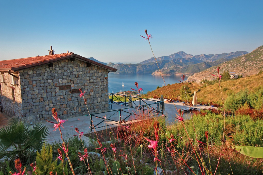 bahçe ,otel, deniz manzarası